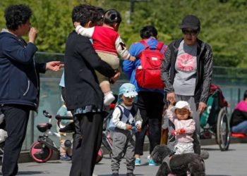 Kina ndryshon edhe njëherë vendimin për lindjet, familjeve do t’u lejohet të kenë deri në 3 fëmijë