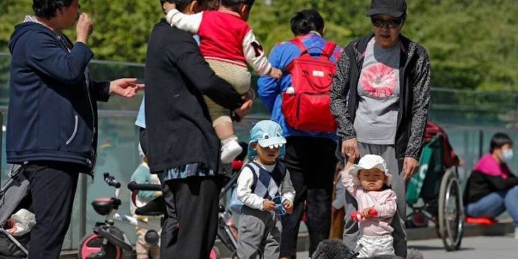 Kina ndryshon edhe njëherë vendimin për lindjet, familjeve do t’u lejohet të kenë deri në 3 fëmijë