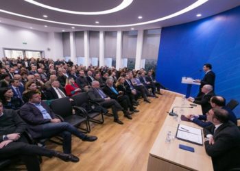 Prapaskenat e debatit në Këshillin Kombëtar të PD-së, 10 persona tentuan të largohen, Kadillit deshën t’i ndërprisnin fjalën