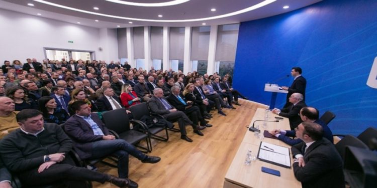 Prapaskenat e debatit në Këshillin Kombëtar të PD-së, 10 persona tentuan të largohen, Kadillit deshën t’i ndërprisnin fjalën