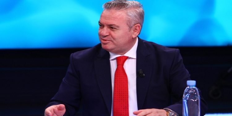 Murrizi për deputetët e rinj: Të gjithë në Kuvend do t’i binden Luljetës si qingja