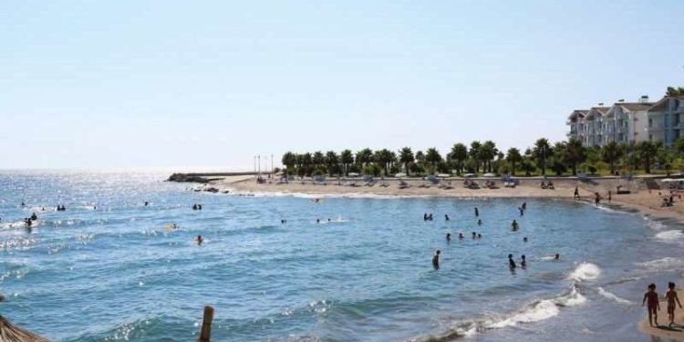 Kishte shkuar për pushime të shtëpia e vajzës, i moshuari nga Gjirokastra mbytet në plazhin e Shëngjinit (Emri)