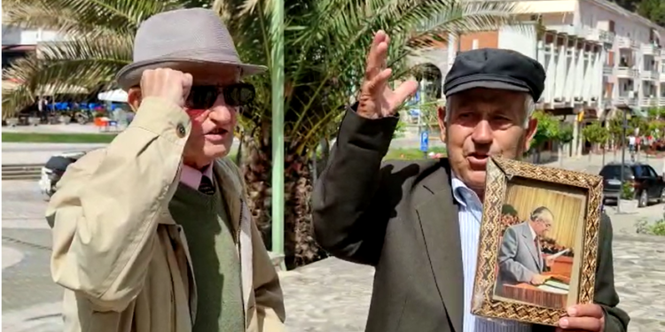 Komunistët e Përmetit: Enver Hoxha e bëri Shqipërinë lule, ai ishte drita e diellit për të gjithë vendin (VIDEO)