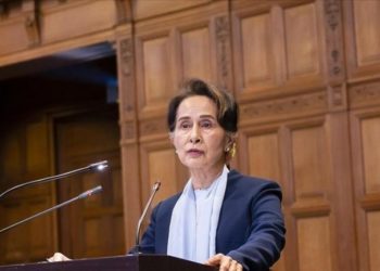 Mianmar/ Liderja e rrëzuar nga pushteti për herë të parë del para gjykatës