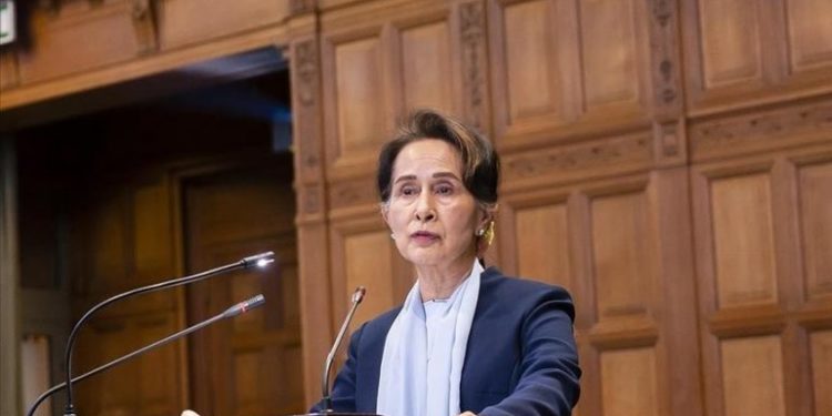 Mianmar/ Liderja e rrëzuar nga pushteti për herë të parë del para gjykatës