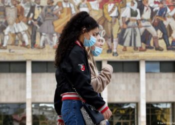 Masat e reja antiCovid në Shqipëri: Nga 1 qershori hiqen maskat në ambiente të jashtme. Ndryshon dhe ora policore