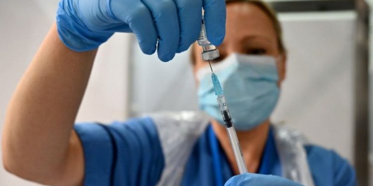 Studimi i fundit: Çfarë ju ndodh, nëse merrni dy vaksina të ndryshme anti-Covid