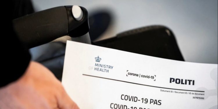 Si do të funksionojnë pasaportat e vaksinave për të udhëtuar në botë?
