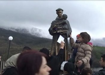 Sonte e marta e shenjtë, shqiptarët ngjiten në Kishën e Laçit: Ju ndihmoftë!