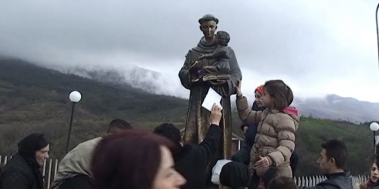 Sonte e marta e shenjtë, shqiptarët ngjiten në Kishën e Laçit: Ju ndihmoftë!