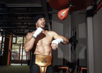 Nënës i ra të fikët, përcillet për në banesën e fundit boksieri i famshëm grek (FOTO)