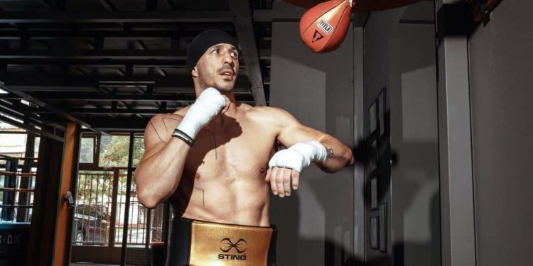 Nënës i ra të fikët, përcillet për në banesën e fundit boksieri i famshëm grek (FOTO)