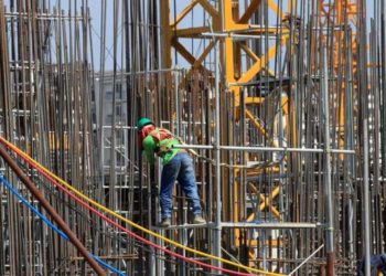 Bien nga skela dy punëtorë në Sarandë