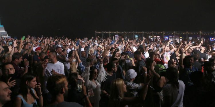 “Festë e çmendur”: Në Shqipëri tani s’duan t’ia dinë më për Covid (FOTO)