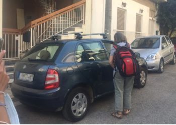 Momenti kur nëna e Caroline merr mbesën 11 muajshe nga shtëpia e prindërve të pilotit grek (FOTO)