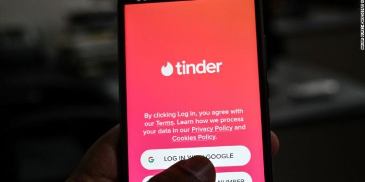 Aplikacionet për takime u japin përfitime falas përdoruesve të vaksinuar