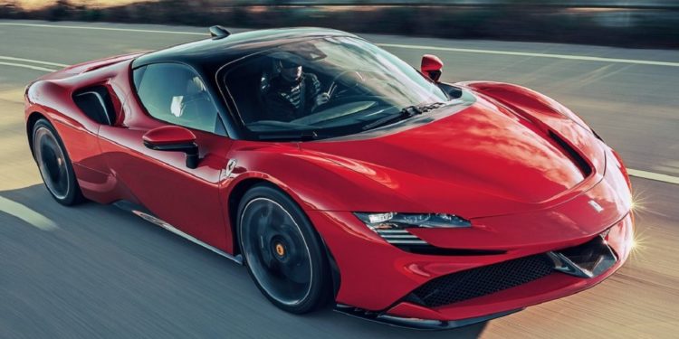 Super vetura e re e Ferrari-t, e shpejtë dhe e fuqishme, por kryesisht ka të bëjë me argëtimin