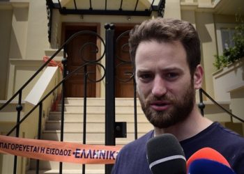 Greqia në shok/ Policia dyshoi që në momentin e parë për pilotin, ja çfarë bëri një oficer gjatë marrjes në pyetje