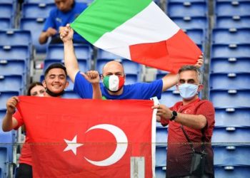 Tifozi që i habiti të gjithë, gjeti saktë rezultatin dhe autorët e golave në Turqi-Itali