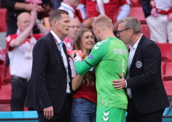 FOTOT prekëse: Gruaja e Eriksen zbret në fushë, ndërsa i shoqi ra pa ndjenja dhe luftonte për jetën