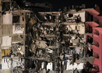 Të paktën një i vdekur dhe dhjetëra të plagosur nga shembja e ndërtesës në Florida