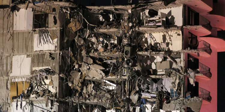 Të paktën një i vdekur dhe dhjetëra të plagosur nga shembja e ndërtesës në Florida