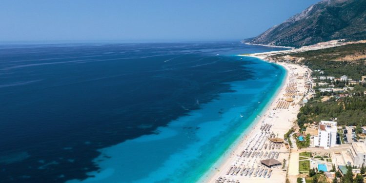 Ç’po ndodh nëpër plazhe/ Të shtëna me armë në Drimadhes pas sherrit mes dy personave, shpallet në kërkim i riu