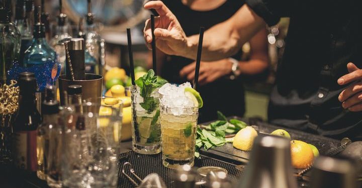 Shqiptari lë nam në Itali, rreh me shpulla baristen kineze, thyen gota e përplas karriget (Emri)