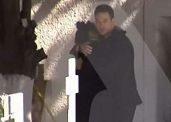 Hipokrizia e pilotit/ Pak para shoqërimit në polici, përqafon nënën e Carolinës dhe i thotë: Mos u shqetëso, do e identifikoj autorin e dyshuar! (VIDEO)