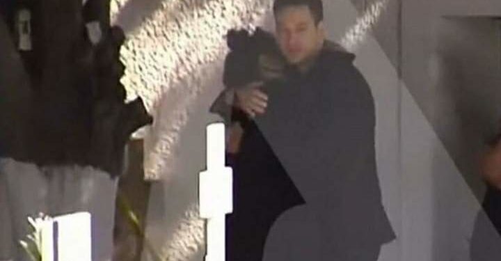 Hipokrizia e pilotit/ Pak para shoqërimit në polici, përqafon nënën e Carolinës dhe i thotë: Mos u shqetëso, do e identifikoj autorin e dyshuar! (VIDEO)