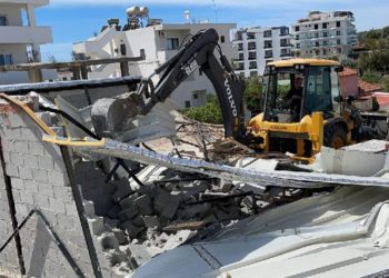 Ndërtimet pa leje në Sarandë, 3 në pranga, 2 shpallen në kërkim