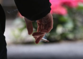 Anglia vendi i parë në botë që do të ndalojë pirjen e duhanit në ambiente të jashtme