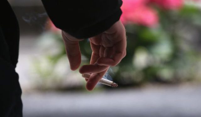 Anglia vendi i parë në botë që do të ndalojë pirjen e duhanit në ambiente të jashtme