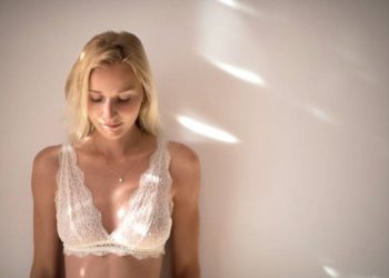 Meshkujt e zgjuar pëlqejnë femrat me gjoks të vogël