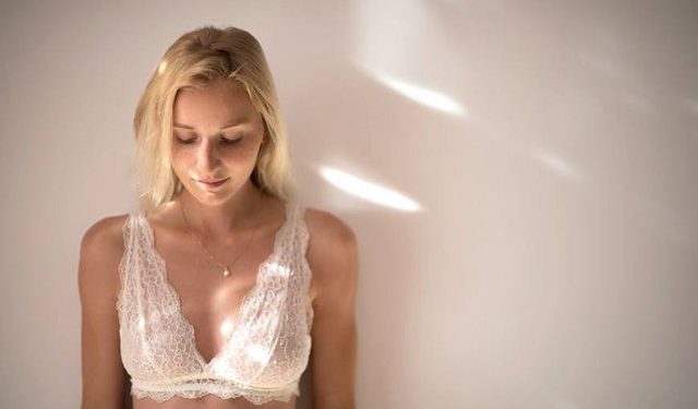 Meshkujt e zgjuar pëlqejnë femrat me gjoks të vogël