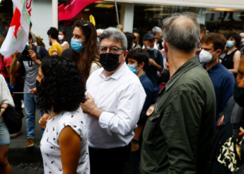 Politikanit francez i hedhin miell në fytyrë (VIDEO)