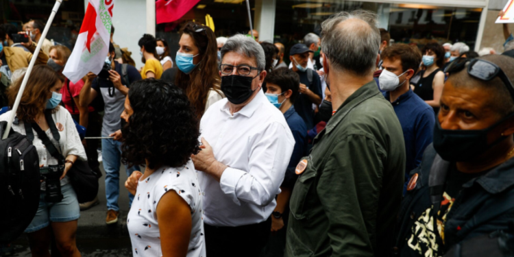 Politikanit francez i hedhin miell në fytyrë (VIDEO)