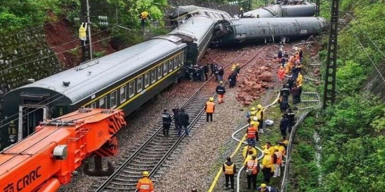 Treni përplas punonjësit e mirëmbajtjes, të paktën 9 viktima