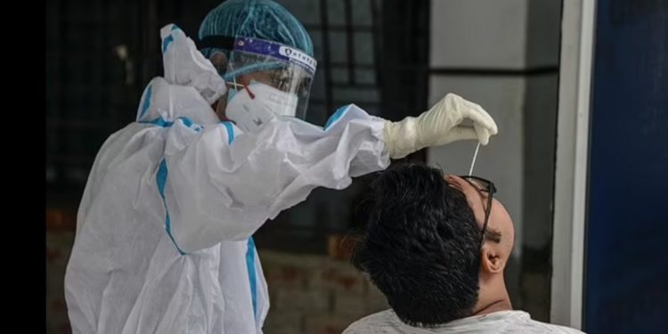 Doktorët indianë japin alarmin: Varianti Delta shkakton gangrenë dhe shurdhim