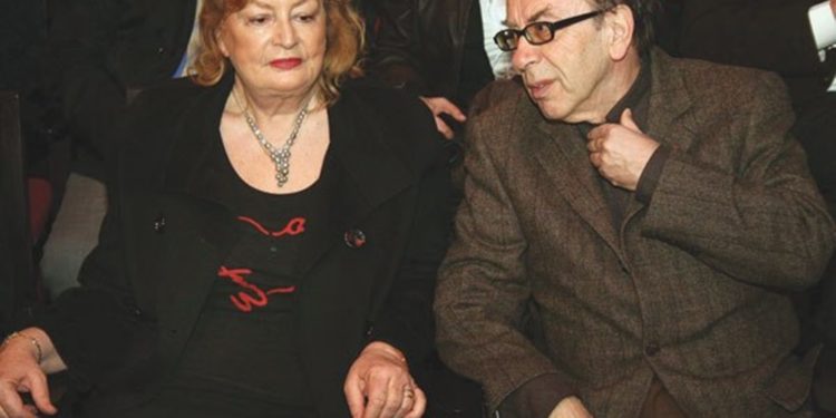 Ismail dhe Helena Kadare rikthehen përfundimisht për të jetuar në Shqipëri