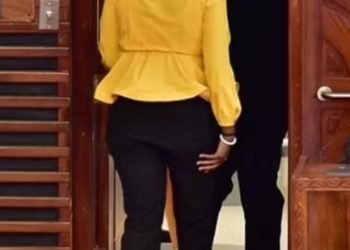 Ministren e përzënë nga Parlamenti se… kishte veshur pantallona të ngushta