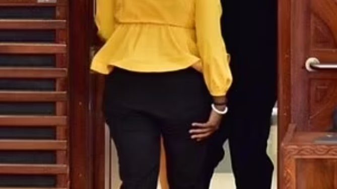 Ministren e përzënë nga Parlamenti se… kishte veshur pantallona të ngushta