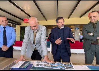 Nga Ksamili në Velipojë, të hënën nis shembja e ndërtimeve pa leje në bregdet, Rama e Çuçi të prerë: Tërhiquni ose lexoni Kodin Penal, asnjë tolerim