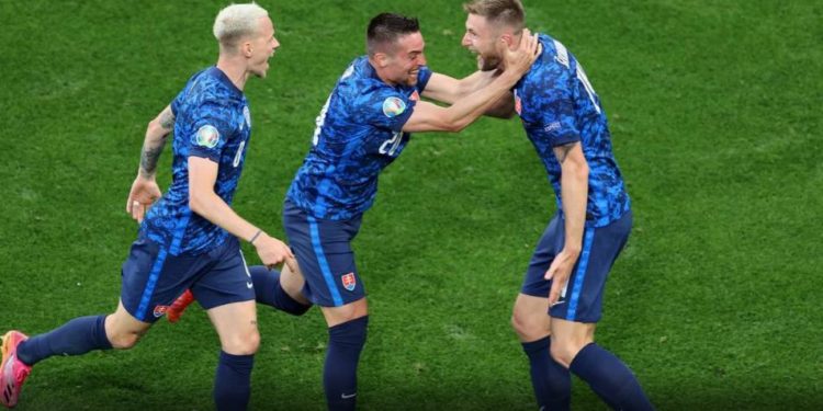 Lewandowski në hije, Szczesny në histori, Skriniar i jep 3 pikët Sllovakisë