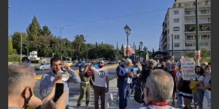 Shqiptarët protestojnë në Athinë: Hapni kufirin, duam të shkojmë te familjarët