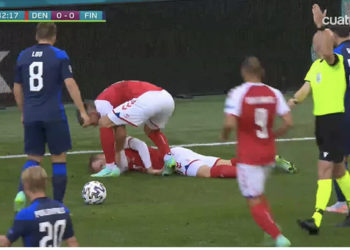 E rëndë/ Futbollisti pëson atak kardiak në fushë, ndërpritet ndeshja Danimarkë-Finlandë (VIDEO)