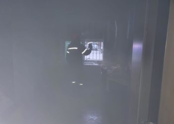 Zjarr në Gjirokastër, shkrumbohet një shtëpi në lagjen “18 Shtatori” (FOTO)