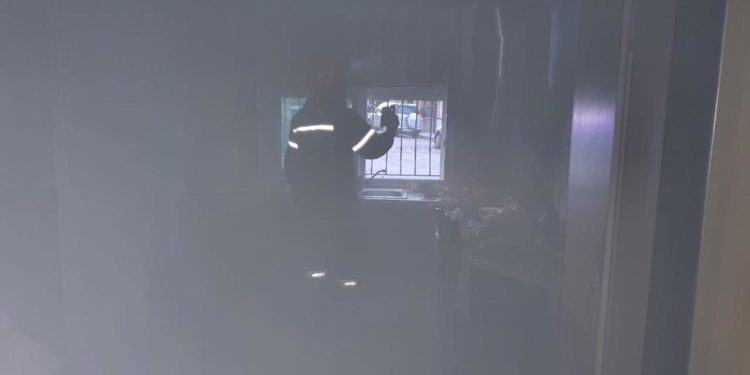 Zjarr në Gjirokastër, shkrumbohet një shtëpi në lagjen “18 Shtatori” (FOTO)