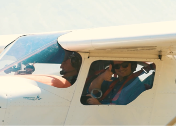 Spektakël në Aeroportin e Gjirokastrës, ulen avionët e parë pas kaq shumë vitesh (VIDEO)