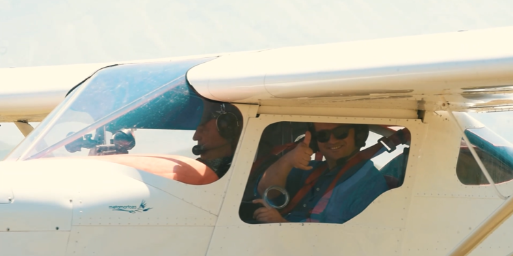 Spektakël në Aeroportin e Gjirokastrës, ulen avionët e parë pas kaq shumë vitesh (VIDEO)